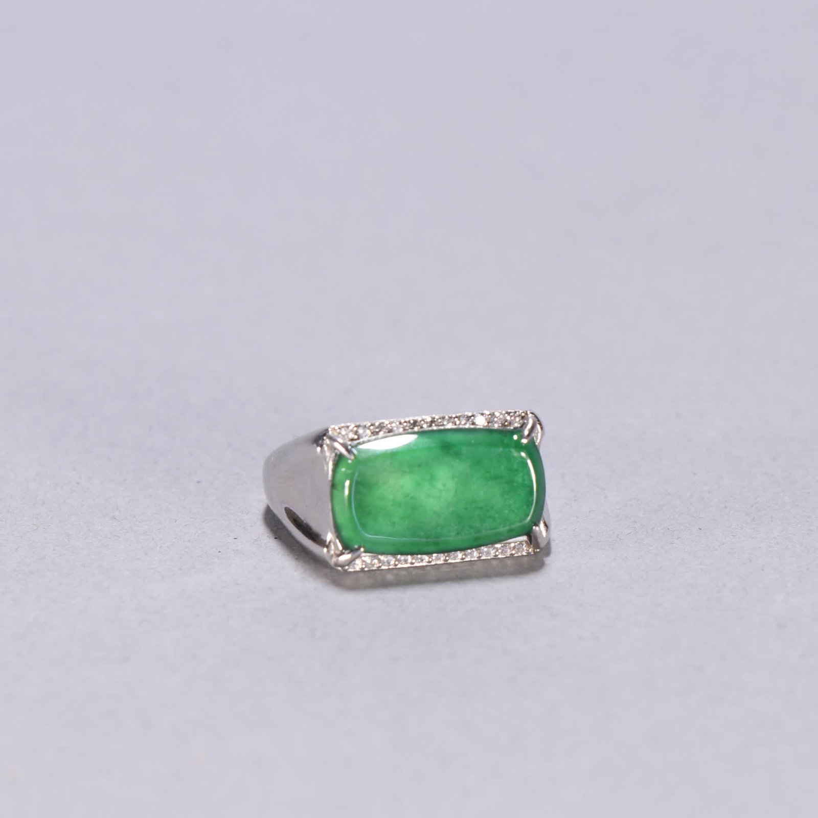A Qing jadeite ring: Qing Dynasty jadeite ring SIZE: Inner diameter 1.8cm W: 5g (The Dimensions Of All Batches Are Manually Measured.If You Need More Detailed Information, Please Contact Our Customer Service Before Biddin
