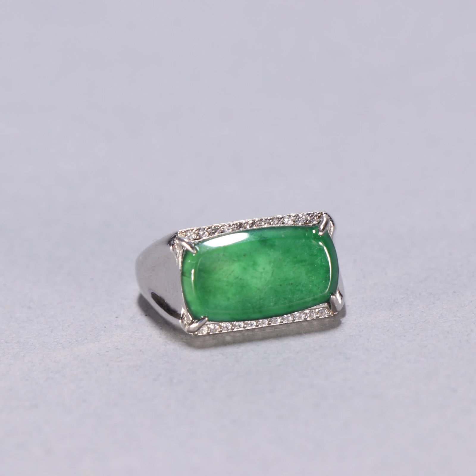 A Qing jadeite ring - 2