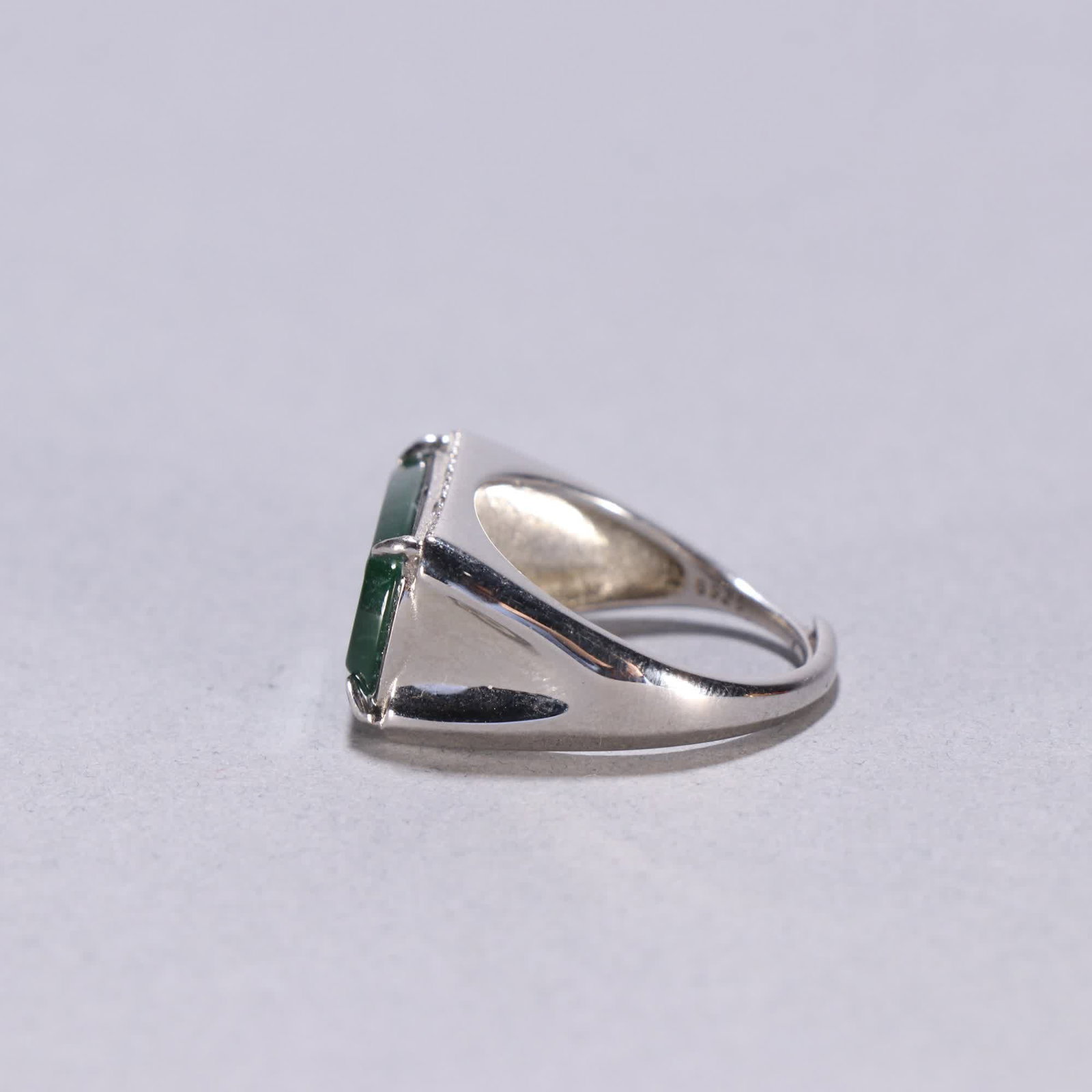 A Qing jadeite ring - 4
