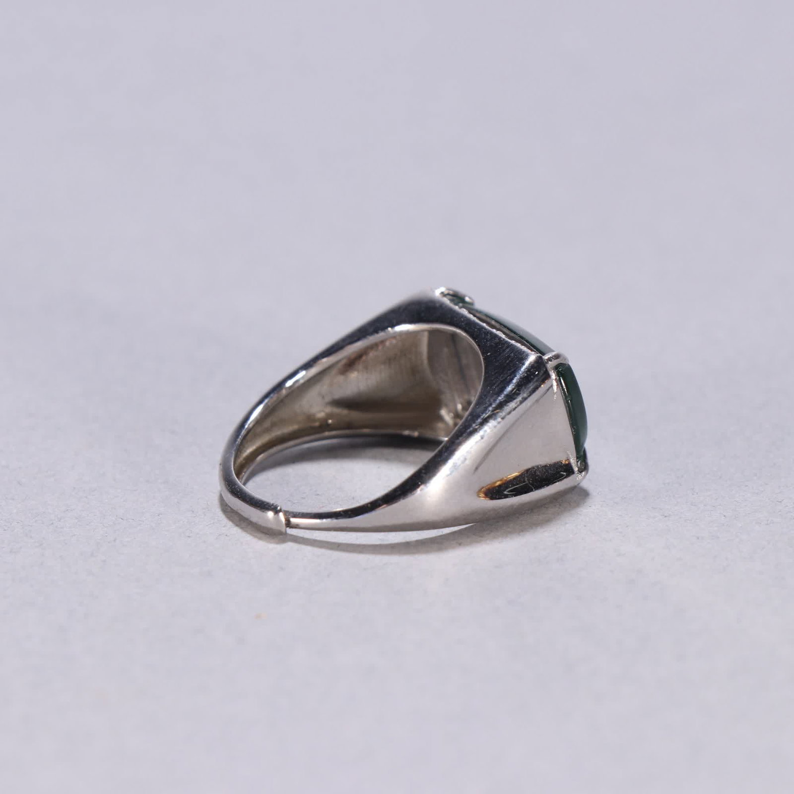 A Qing jadeite ring - 6