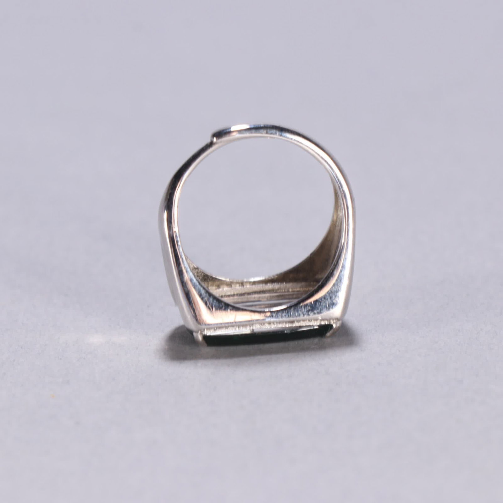 A Qing jadeite ring - 8