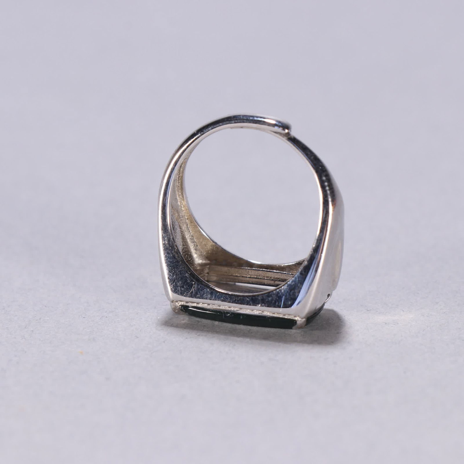 A Qing jadeite ring - 9
