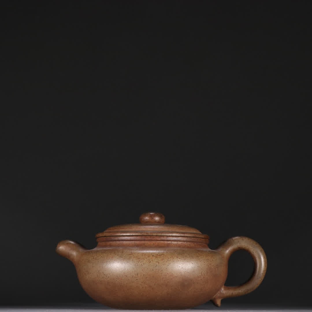 One Gu Jingzhou Yixing clay teapot: Gu Jingzhou inscribed a purple clay teapot SIZE: H:6.5cm W:14.8cm (The Dimensions Of All Batches Are Manually Measured.If You Need More Detailed Information, Please Contact Our Customer Service