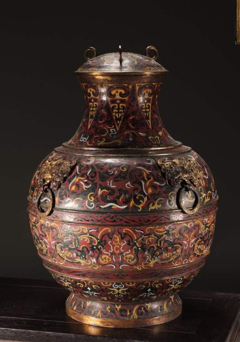 A Qing Dynasty bronze-bodied cloisonne enamel pot with a head-laying head: Qing Dynasty copper-bodied cloisonne cloisonne enamel enamel pot SIZE: H:50.2cm Mouth D:16.7cm Abdominal diameter 35.5cm W:7.6kg (The Dimensions Of All Batches Are Manually Measured.If You Need More D