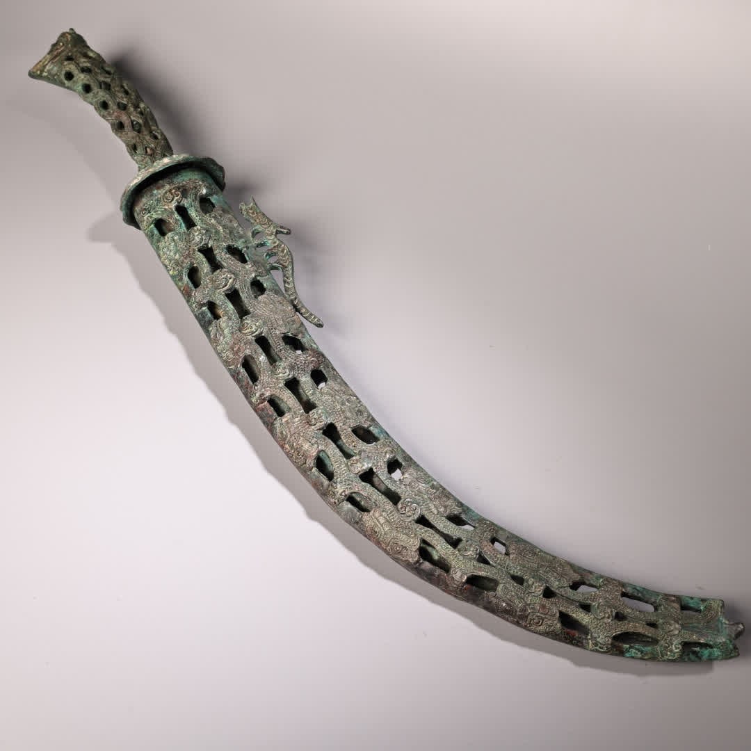 A Warring States bronze scimitar with inscriptions (1 of 10)