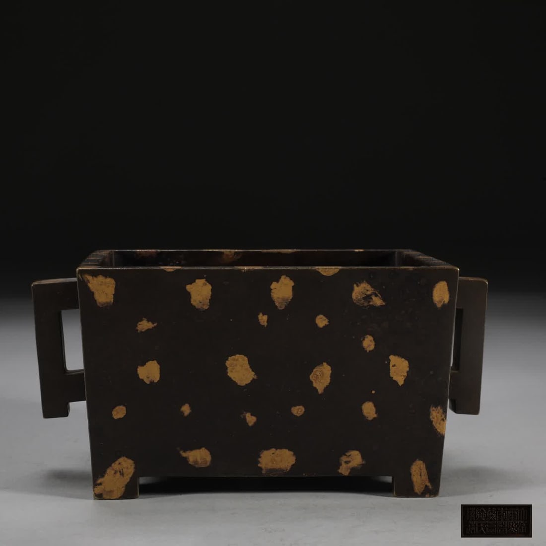 A Qing Dynasty bronze-plated gold-inlaid horse-drawn stove: Qing Dynasty bronze-plated gold-dotted horse-drawn manger stove SIZE: H:8.6cm Mouth D:14x10.5cm Ear pitch 18cm W:2250g (The Dimensions Of All Batches Are Manually Measured.If You Need More Detailed In
