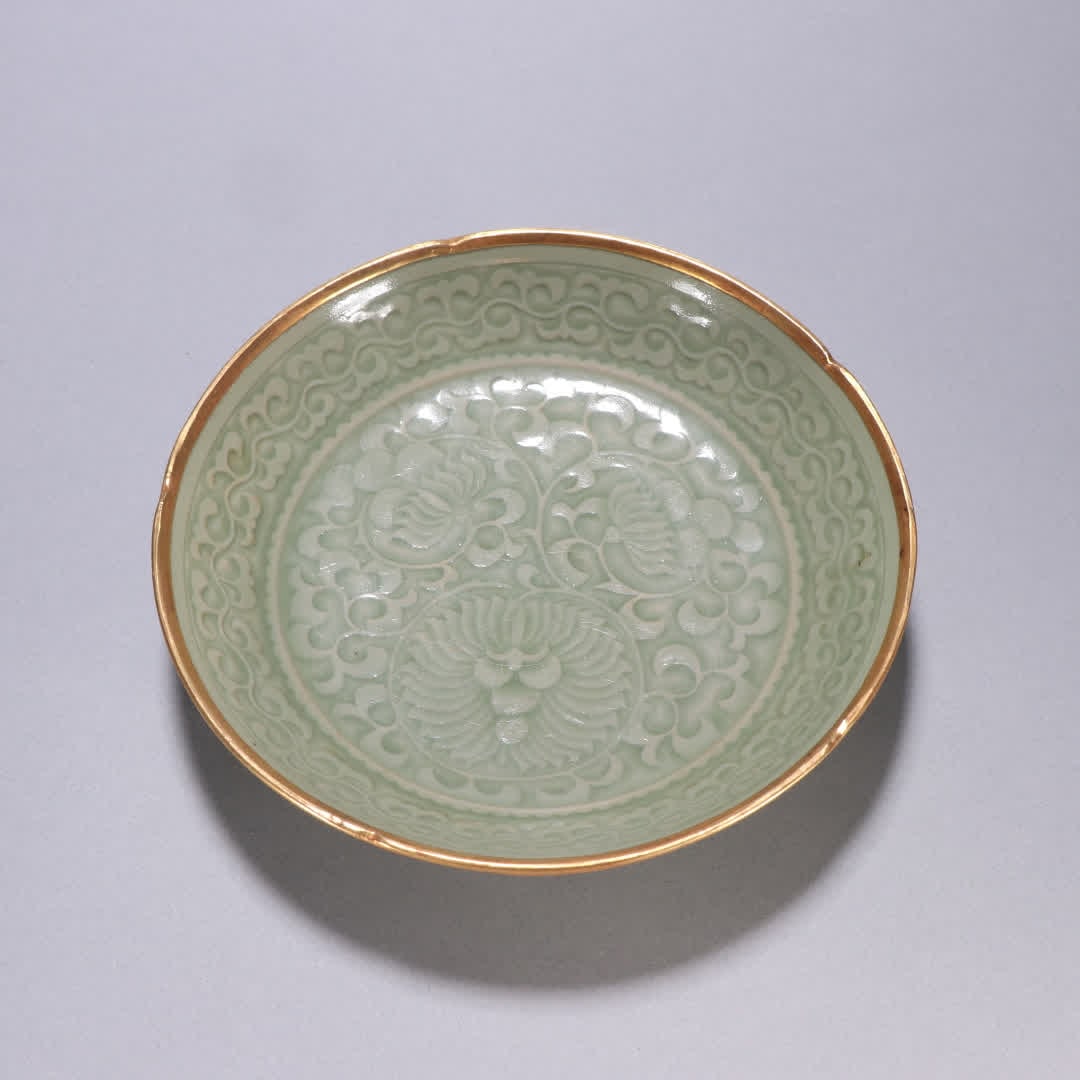 One is a Qing Dynasty Longquan kiln-wrapped gold-patterned plate: Qing Dynasty Longquan kiln-wrapped gold-patterned plate SIZE: H:4.2cm W:18.5cm (The Dimensions Of All Batches Are Manually Measured.If You Need More Detailed Information, Please Contact Our Customer S