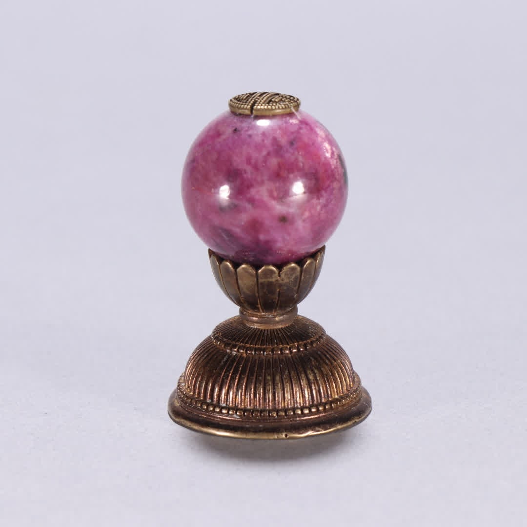 A Qing dynasty copper gilt inlaid with a ruby hat top: Qing Dynasty Copper gilt inlaid ruby hat top SIZE: H:4.8cm W:2.4cm W:56.7g (The Dimensions Of All Batches Are Manually Measured.If You Need More Detailed Information, Please Contact Our Customer Servi
