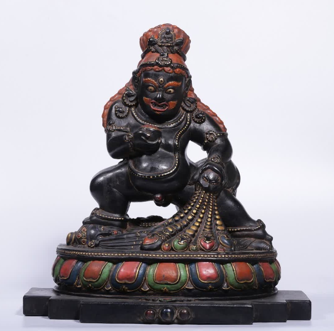 A Qing Dynasty Tibetan black stone lacquered black God of Wealth statue: A black stone lacquered black God of Wealth statue from the Qing Dynasty SIZE: H:32cm L:30.6cm W:16.5cm W:7kg (The Dimensions Of All Batches Are Manually Measured.If You Need More Detailed Information