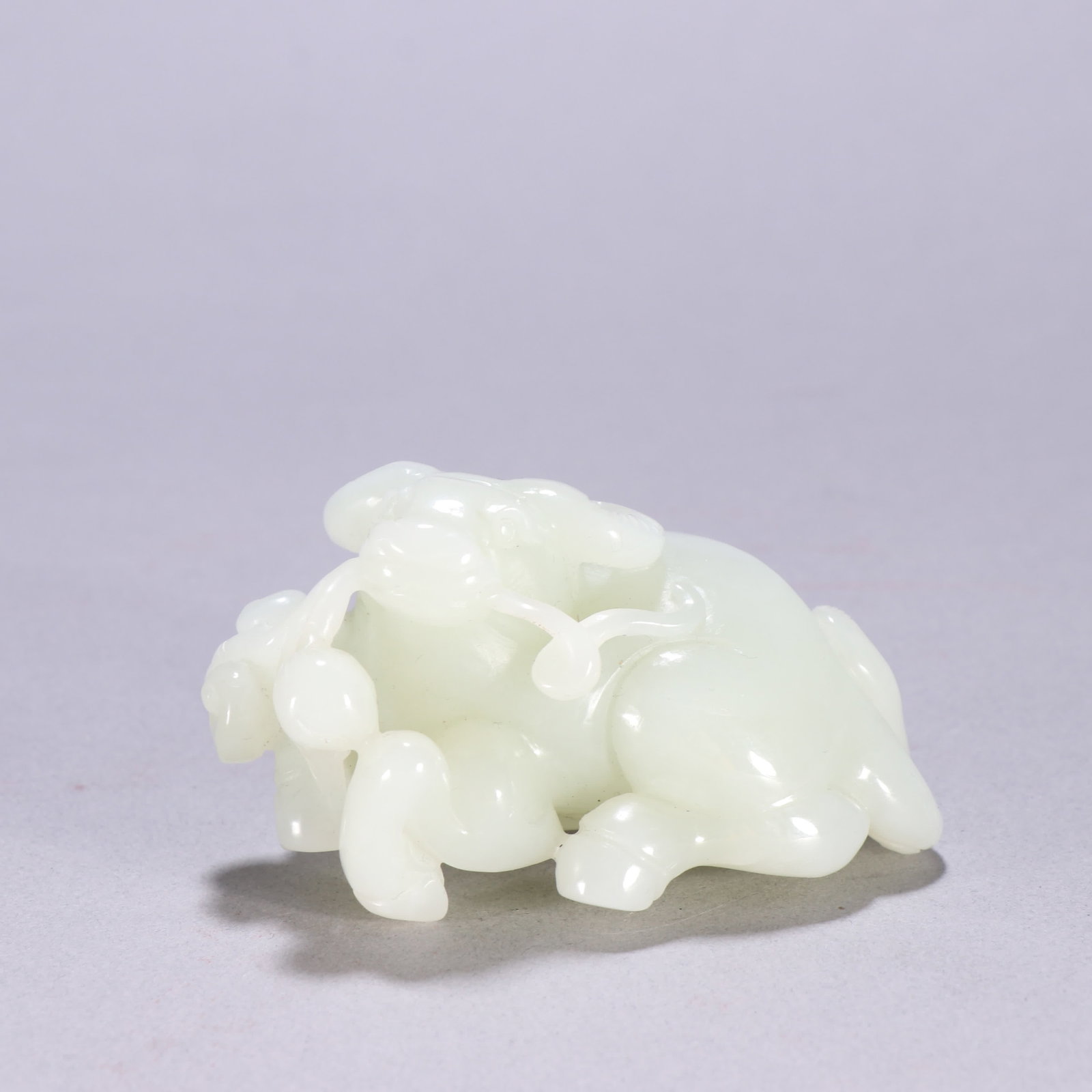 A Qing dynasty Hetian jade carved Lingzhi with a beast-bearing spirit: Qing Dynasty Hetian jade carved piece with a beast holding a lingzhi mushroom SIZE: H:4.6cm W:8.2cm W:197.5g (The Dimensions Of All Batches Are Manually Measured.If You Need More Detailed Information,