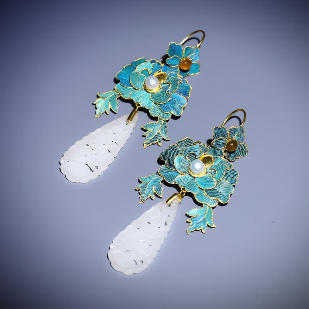 A pair of Qing Dynasty silver-gilt Hetian jade earrings: A pair of Qing dynasty silver-gilt Hetian jade earrings SIZE: L:9x4cm W:22.4g (The Dimensions Of All Batches Are Manually Measured.If You Need More Detailed Information, Please Contact Our Customer Se