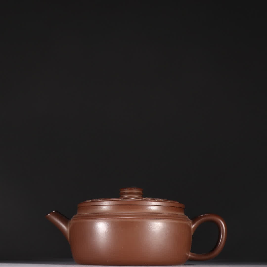 One Xu Hantang Signature Yixing Clay Carved Teapot: Xu Hantang's carved purple clay teapot SIZE: H:7.8cm W:17.5cm (The Dimensions Of All Batches Are Manually Measured.If You Need More Detailed Information, Please Contact Our Customer Service Before Bid