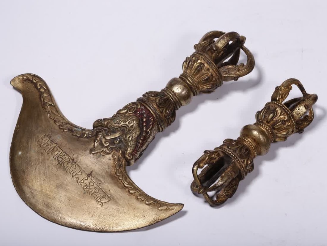 One set of Qing dynasty gilt bronze diamond axe blades and vajra pestles: A set of Qing dynasty gilded bronze diamond axe blades and vajra pestles SIZE: Yue Dao H: 22cm L: 18cm W: 4.7cm Scepter L: 12.5cm Diameter 3.5cm W: 1380g (The Dimensions Of All Batches Are Manually Me