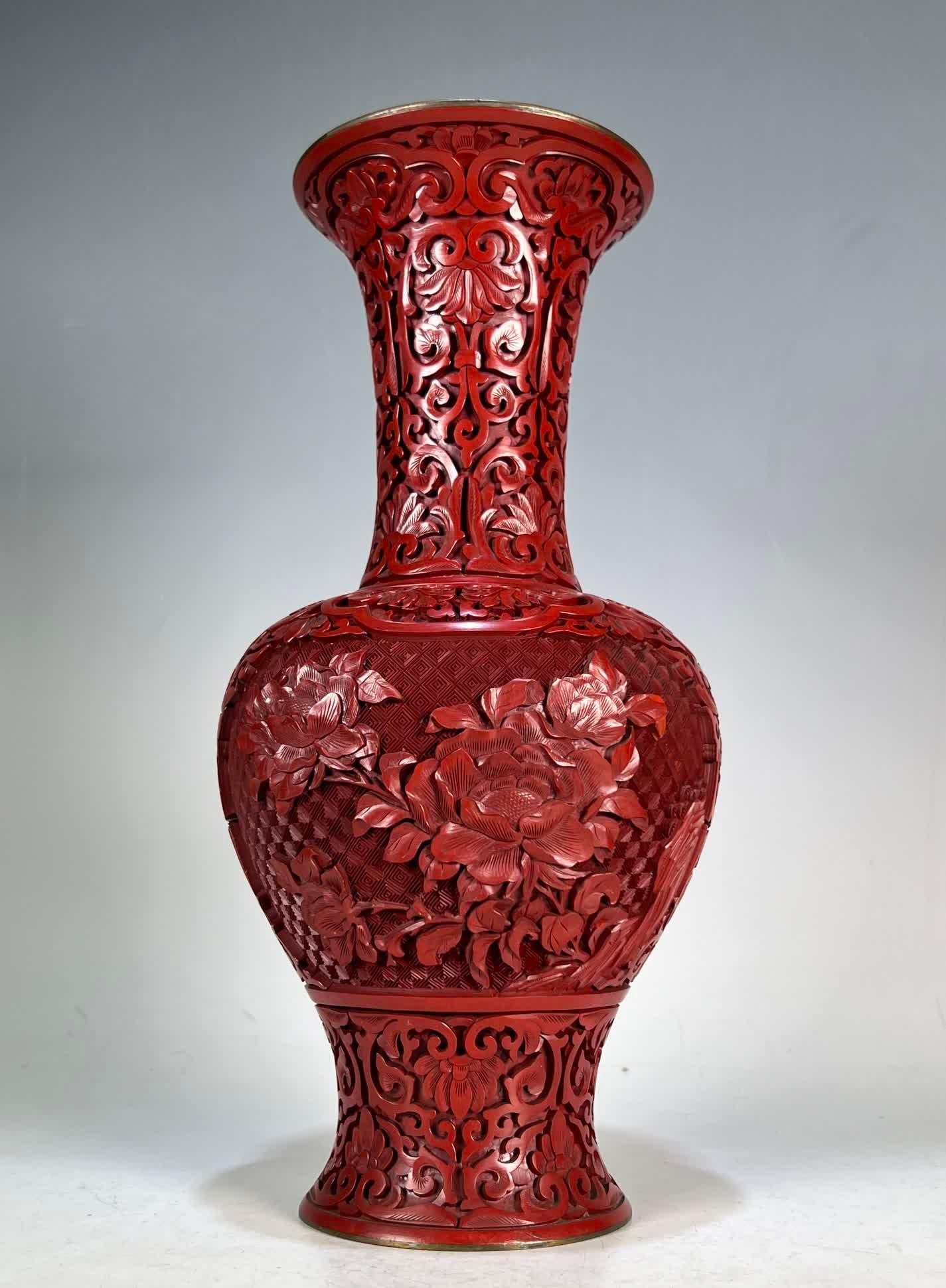 A late Qing dynasty bronze-bodied carved red floral appreciation vase: A late Qing dynasty bronze-bodied carved red floral appreciation vase SIZE: Overall H: 32cm Abdominal diameter 13.5cm (The Dimensions Of All Batches Are Manually Measured.If You Need More Detailed Inf