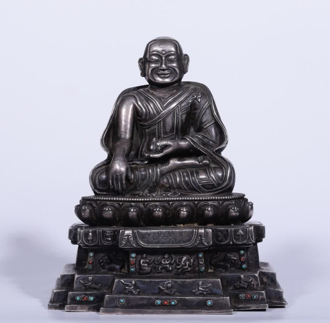A Qing Dynasty gilded silver statue of a master: Qing Dynasty gilded silver statue of the master SIZE: H:19.5cm L:17cm W:11cm W:2341g (The Dimensions Of All Batches Are Manually Measured.If You Need More Detailed Information, Please Contact Our Cust