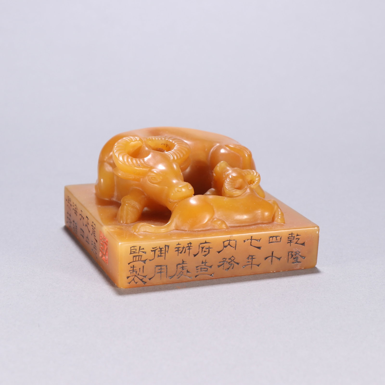 A Qing dynasty Tianhuang stone ox-knob seal (1 of 9)