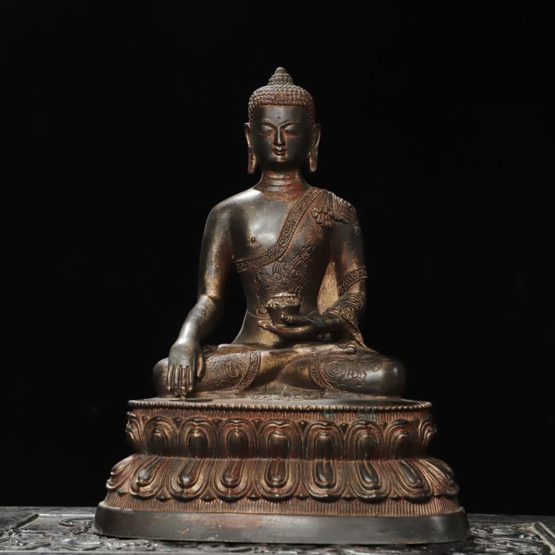 A Qing dynasty bronze gilded Amitabha Buddha statue: A bronze gilded Amitabha Buddha statue from the Qing Dynasty SIZE: H:29cm W:23cm T:15cm W:2.43kg (The Dimensions Of All Batches Are Manually Measured.If You Need More Detailed Information, Please Cont
