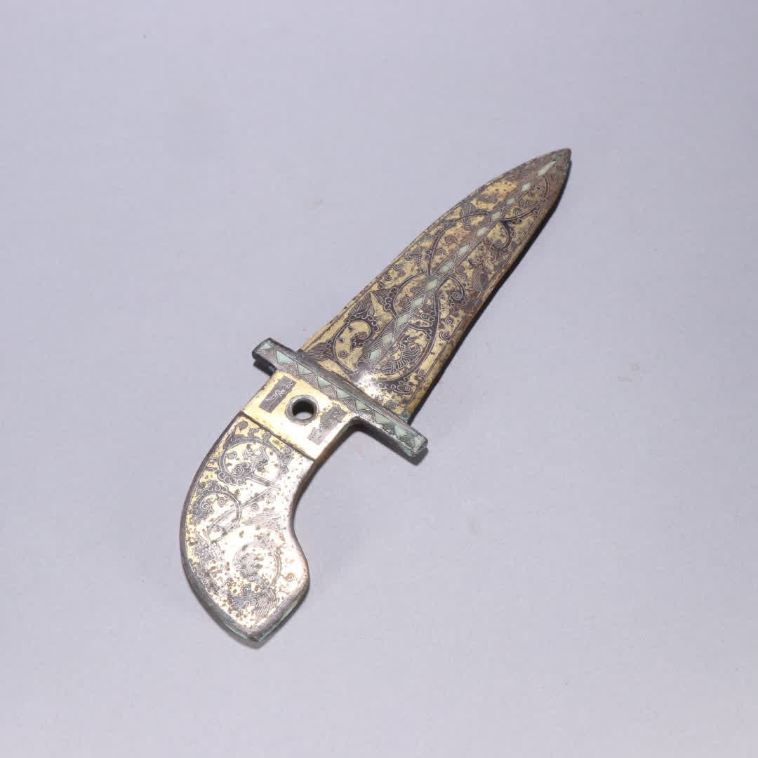 A Han dynasty dagger inlaid with copper and gold and silver inlaid with turquoise (1 of 9)