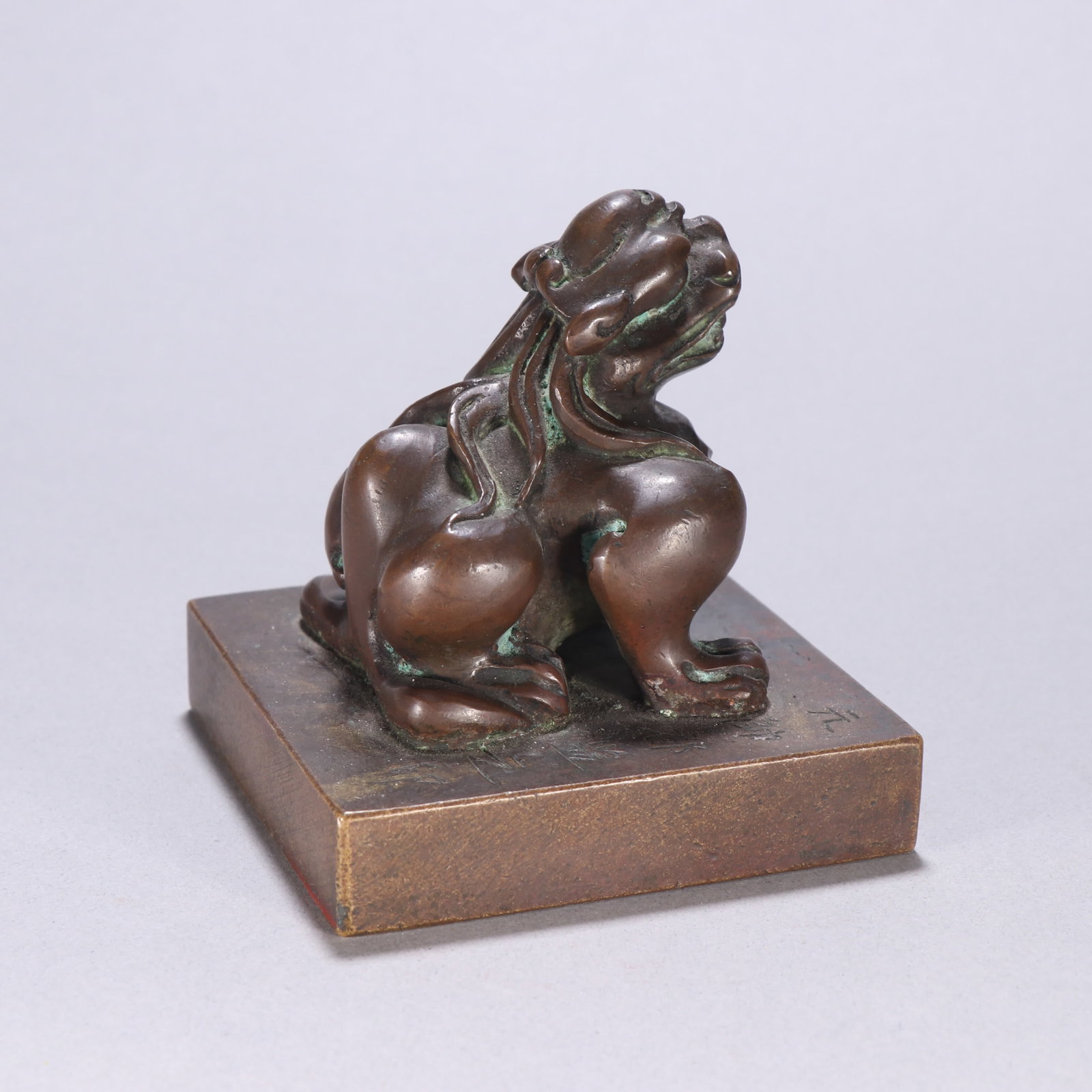 A Qing dynasty bronze seal with an auspicious beast knob: Qing Dynasty bronze auspicious beast knob seal SIZE: H:8.6cm W:8.5cm W:1507.5g (The Dimensions Of All Batches Are Manually Measured.If You Need More Detailed Information, Please Contact Our Customer S