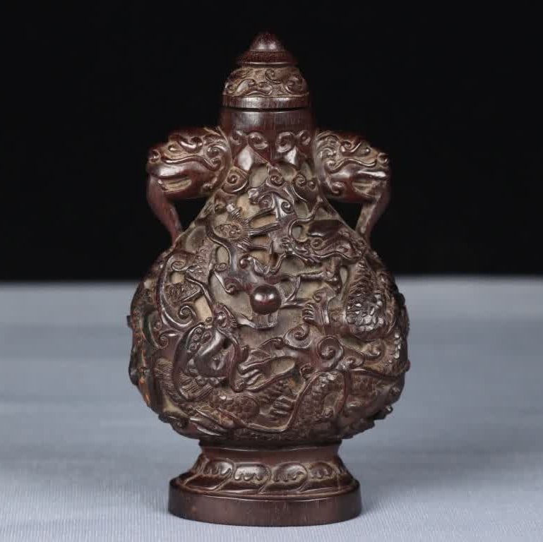 A late Qing dynasty small-leaf rosewood dragon-patterned snuff bottle (1 of 9)