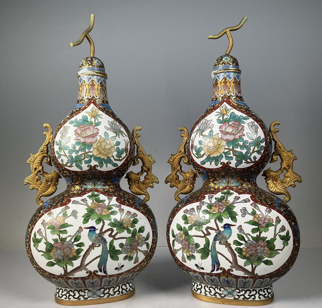 A pair of late Qing dynasty cloisonne gold ground window phoenix ear gourd bottles: A pair of late Qing cloisonne gold ground window windows with phoenix ears and auspicious gourd bottles SIZE: H:36.5cm W:1214g and 1168g (The Dimensions Of All Batches Are Manually Measured.If You