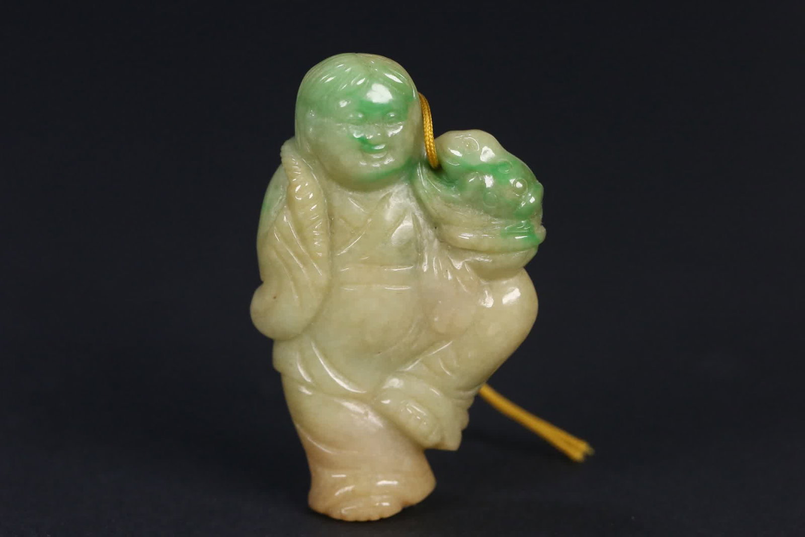 A Qing Dynasty jadeite with liu-like toad carving playing with gold: An old Qing dynasty jadeite with bangs playing with a golden toad SIZE: 5.3x3.4x1.2cm W:32.8g (The Dimensions Of All Batches Are Manually Measured.If You Need More Detailed Information, Please