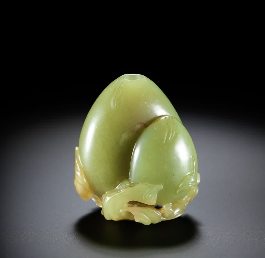 A Qing Dynasty Hetian Huangyushou Peach Snuff Bottle: Qing Dynasty Hetian Huangyu Shou Peach Snuff Bottle SIZE: 5.3x4.6x3.2cm W:81g (The Dimensions Of All Batches Are Manually Measured.If You Need More Detailed Information, Please Contact Our Customer Se