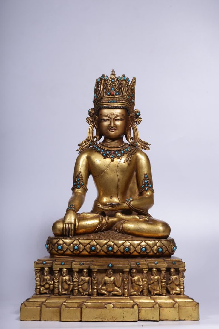 A seated statue of Shakyamuni Buddha from the Qing Dynasty bronze gilt crown: A seated statue of Shakyamuni Buddha wearing a gilded bronze crown from the Qing Dynasty SIZE: H:39cm L:27cm W:19.5cm W:9.25kg (The Dimensions Of All Batches Are Manually Measured.If You Need More Det