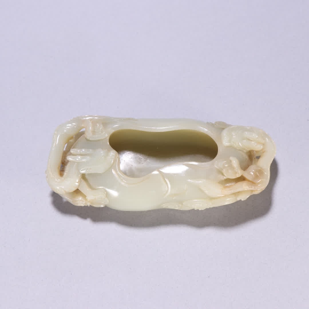 One piece is a washed Qing dynasty Hetian jade dragon pattern: Qing dynasty Hetian jade dragon pattern washed with water SIZE: H:3.1cm W:12.7cm W:257.4g (The Dimensions Of All Batches Are Manually Measured.If You Need More Detailed Information, Please Contact Our