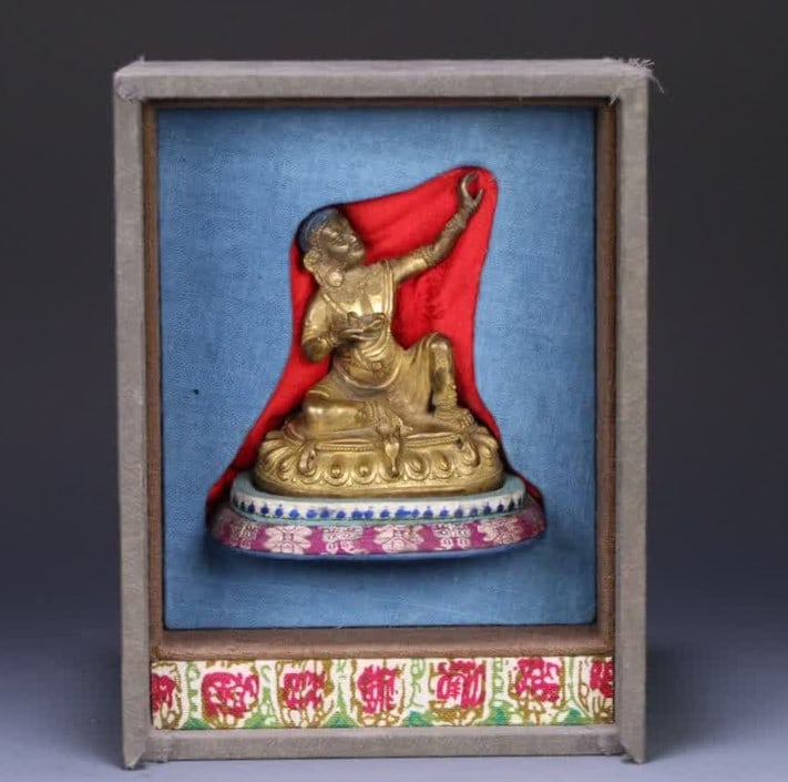 An 18th-century Tibetan Buddhist gilt bronze statue of a great accomplished master: Eighteenth-century Tibetan Buddhist gilt bronze statue of a great accomplished figure SIZE: Size 7.5x7x5.3cm W: 325g (The Dimensions Of All Batches Are Manually Measured.If You Need More Detailed Info