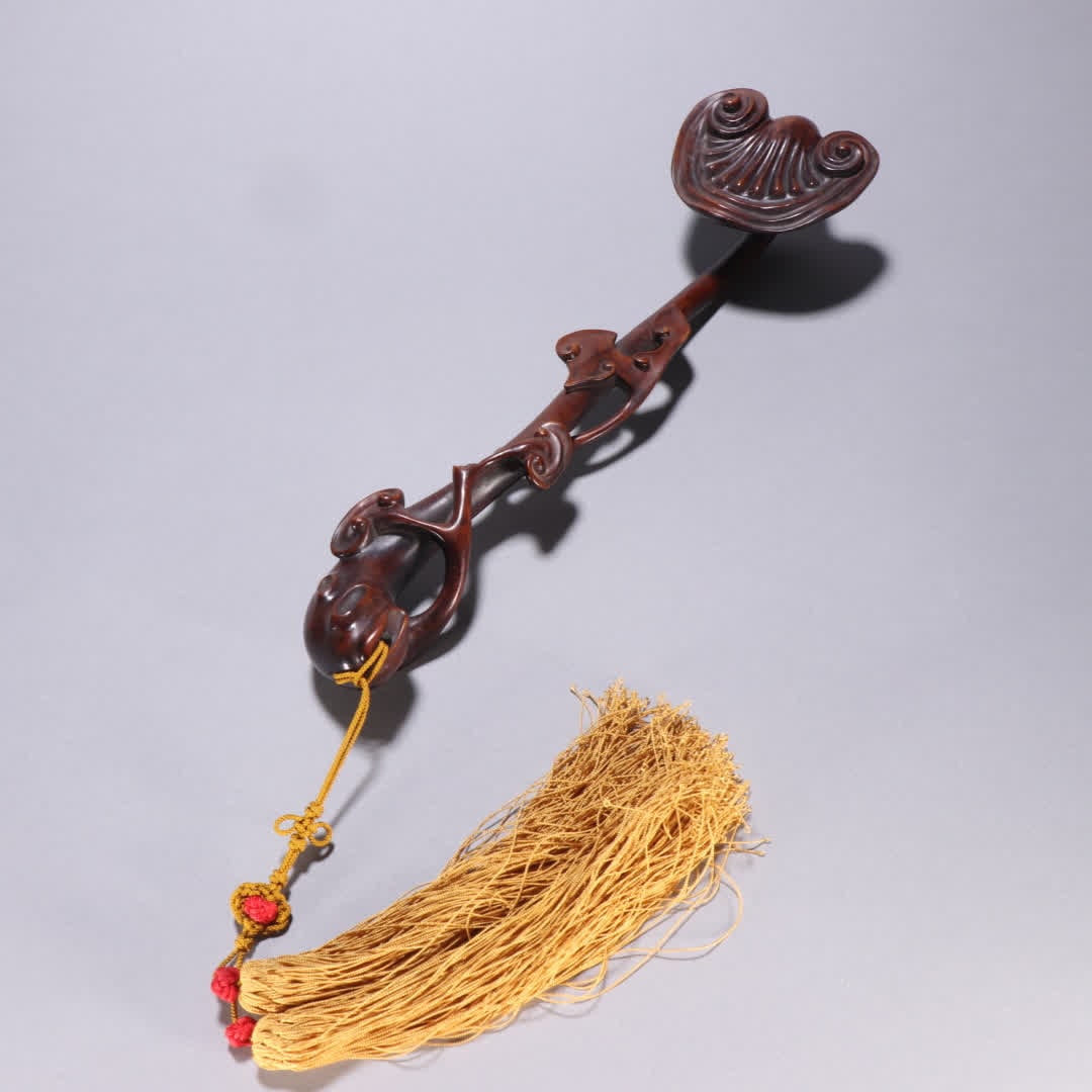 A Qing dynasty Boxwood Ganoderma Ruyi (Ruyi) made of boxwood and lingzhi (1 of 9)