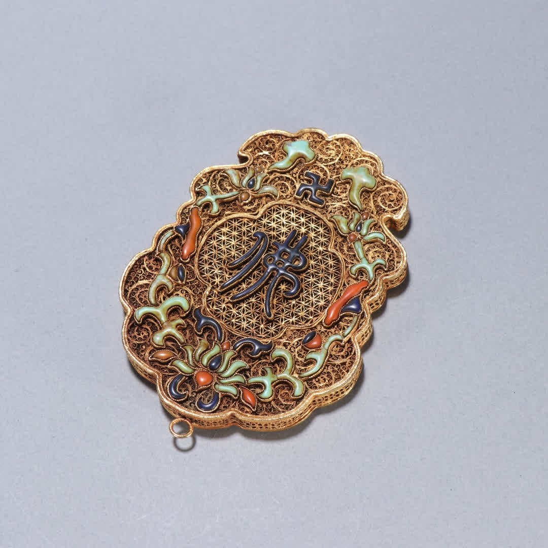 A Qing dynasty silver gilt inlaid with turquoise Buddha motif hanging plaque: Qing Dynasty Silver Gilded Inlaid Turquoise Buddha Pattern Plaque SIZE: L:11.4cm W:7.8cm W:115g (The Dimensions Of All Batches Are Manually Measured.If You Need More Detailed Information, Please Conta