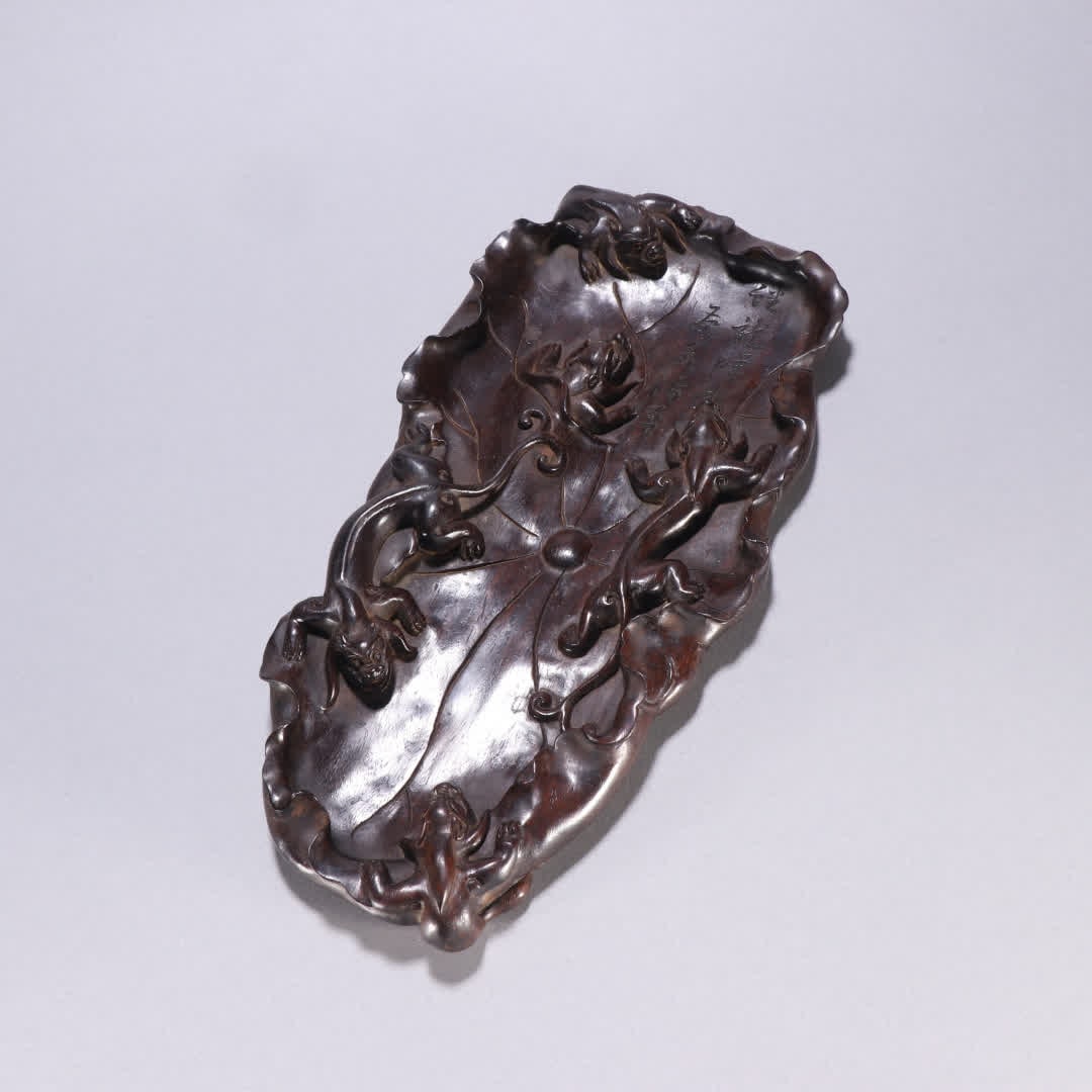 A piece from the Qing Dynasty, purple sandalwood with dragon motifs and lotus leaf-shaped brush: Qing Dynasty rosewood with dragon motifs and lotus leaf-shaped brush licking SIZE: W:24.5x12.6cm W:267.2g (The Dimensions Of All Batches Are Manually Measured.If You Need More Detailed Information, Pl