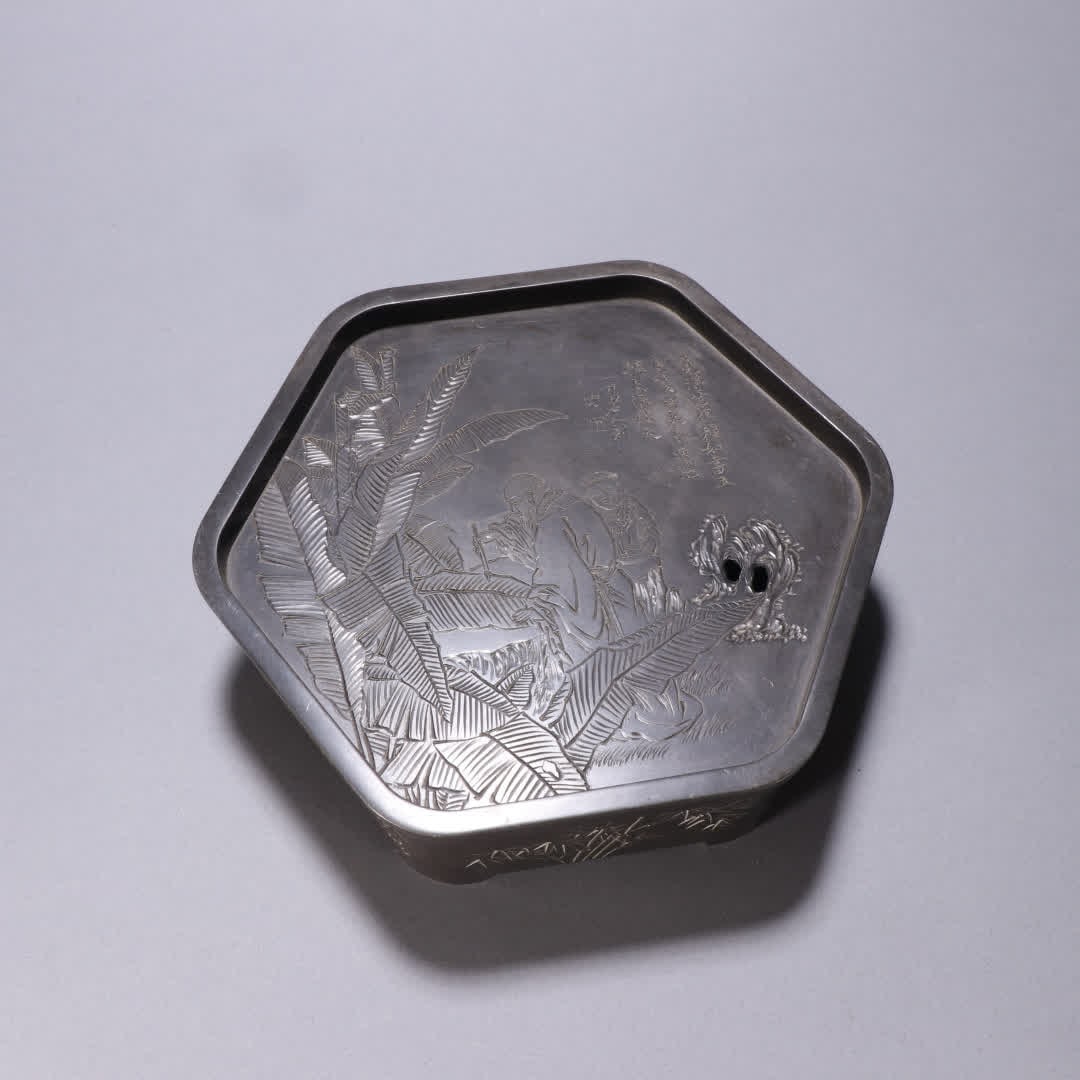 A Qing dynasty tin-carved character story teapot: Qing Xi carved figures and stories in the teapot SIZE: H:5.7cm W:17.7cm W:1656.6g (The Dimensions Of All Batches Are Manually Measured.If You Need More Detailed Information, Please Contact Our Custome
