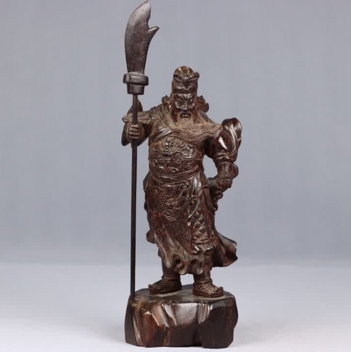 A Qing Dynasty small-leaf rosewood carved by Guan Gong: A Qing Dynasty small-leaf rosewood carved by Guan Gong SIZE: H: 11.8 x x Diameter 6.7 x 4.6 cm, Bottom 3.7 x 4.7 cm, W: 151g (The Dimensions Of All Batches Are Manually Measured.If You Need More Detai