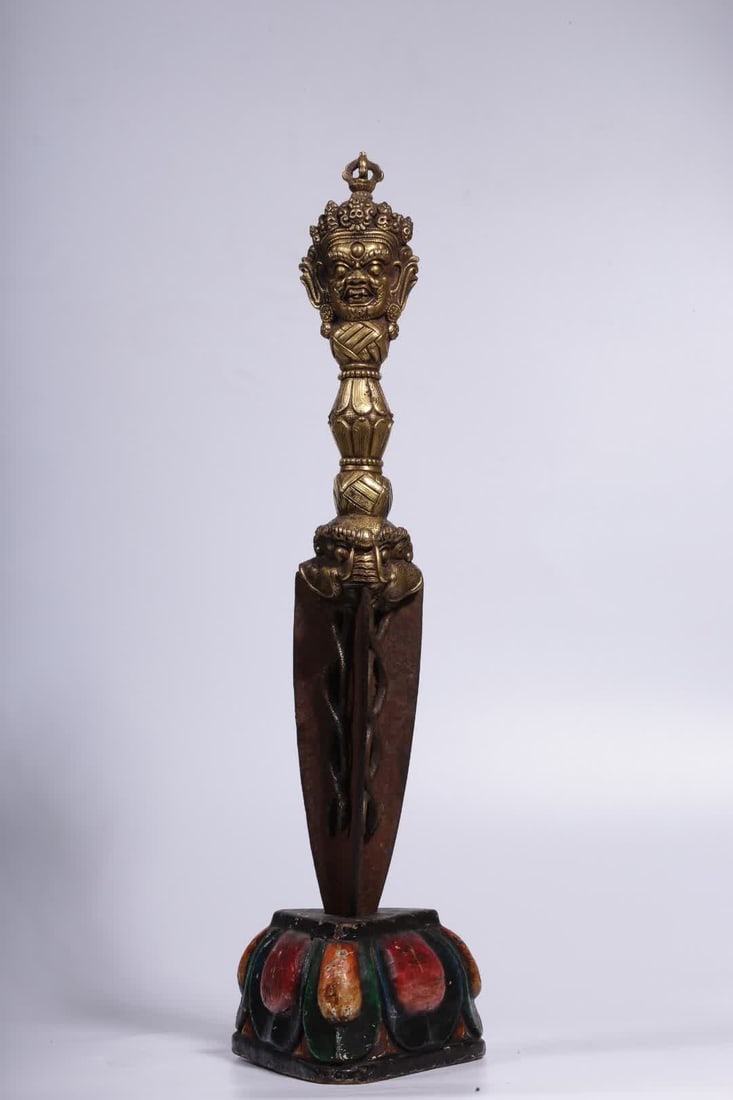 One piece is a Qing Dynasty Tibetan gilt bronze Vajra vajra from the Great Black Heaven: A gilt bronze Vajra vajra from the Qing Dynasty SIZE: H:39cm L:6cm W:6cm W:1156g Extra seat H:42.5cm (The Dimensions Of All Batches Are Manually Measured.If You Need More Detailed Information, Please 
