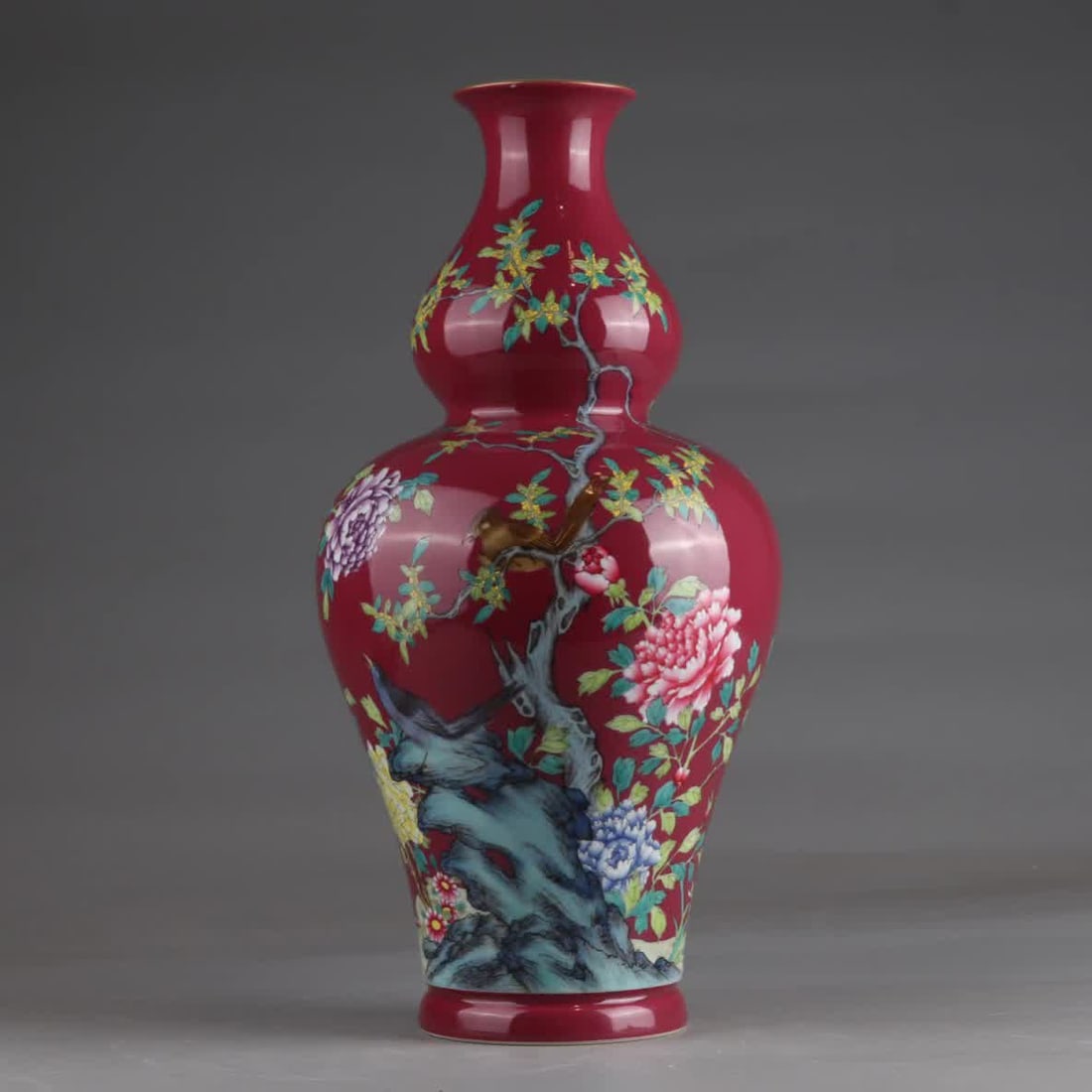 A Qing Qianlong period famille rose flower-and-bird vase: Qing Qianlong period famille rose flower-and-bird vase SIZE: H:34.8cm Belly diameter 18cm (The Dimensions Of All Batches Are Manually Measured.If You Need More Detailed Information, Please Contact Our