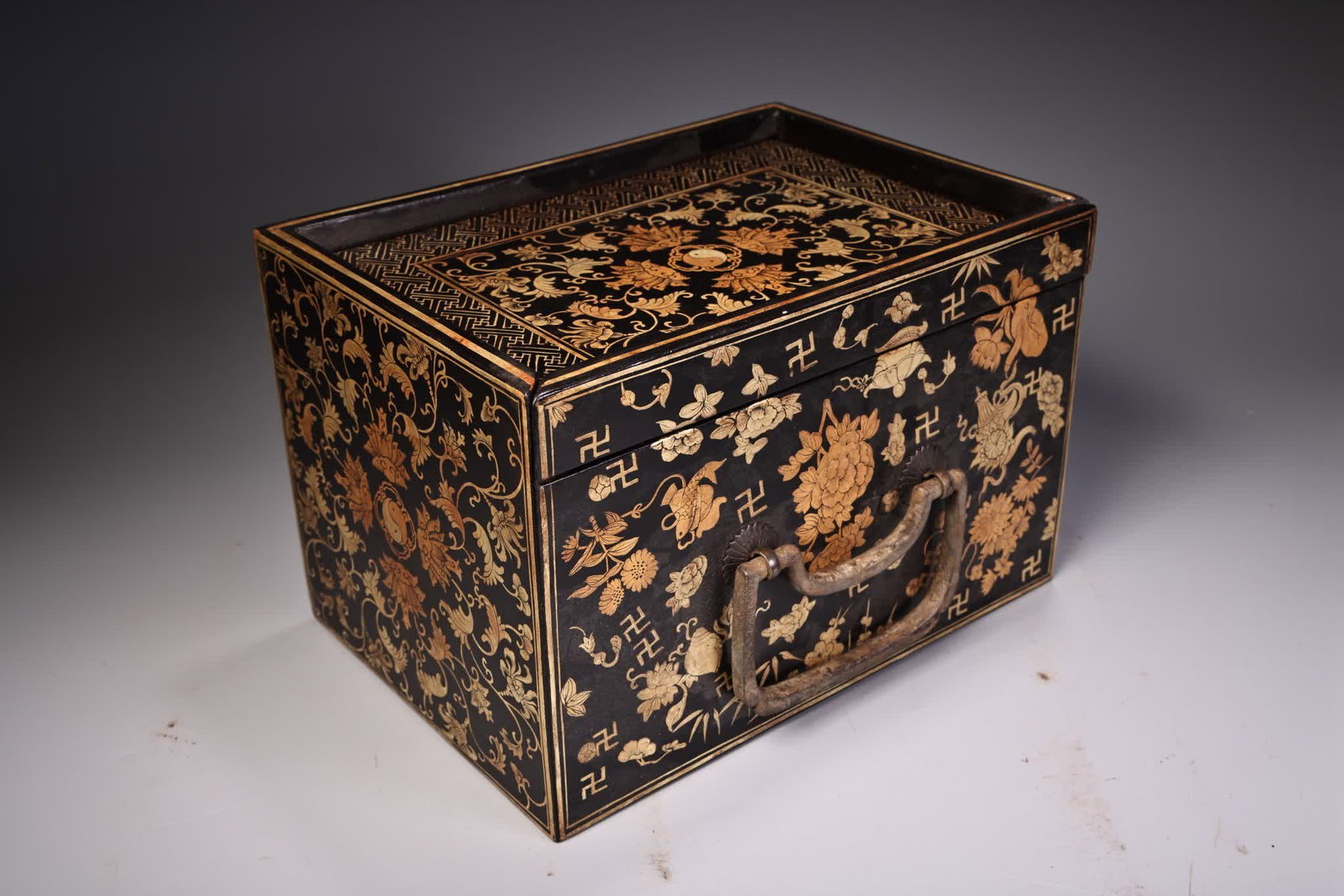 A Qing Dynasty gold-painted lacquerware pull-out carrying box (1 of 11)