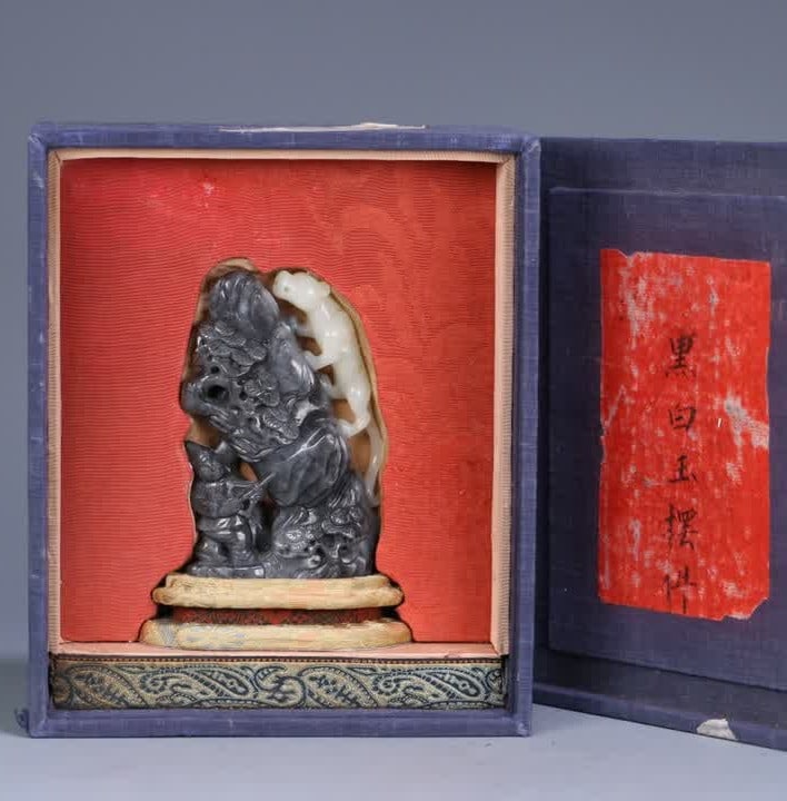 A Qing Dynasty Xinjiang Hetian jade blue-and-white seed jade finely carved hunting mountain ornament (1 of 9)