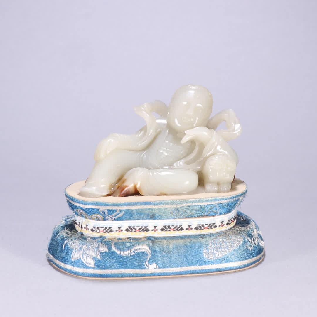 A Qing dynasty Hetian jade seed material statue of the Freedom Guanyin: Qing Dynasty, Hetian jade seed material statue of the Free Guanyin SIZE: H:5.3cm W:8.9cm W:197.4g (The Dimensions Of All Batches Are Manually Measured.If You Need More Detailed Information, Please Con