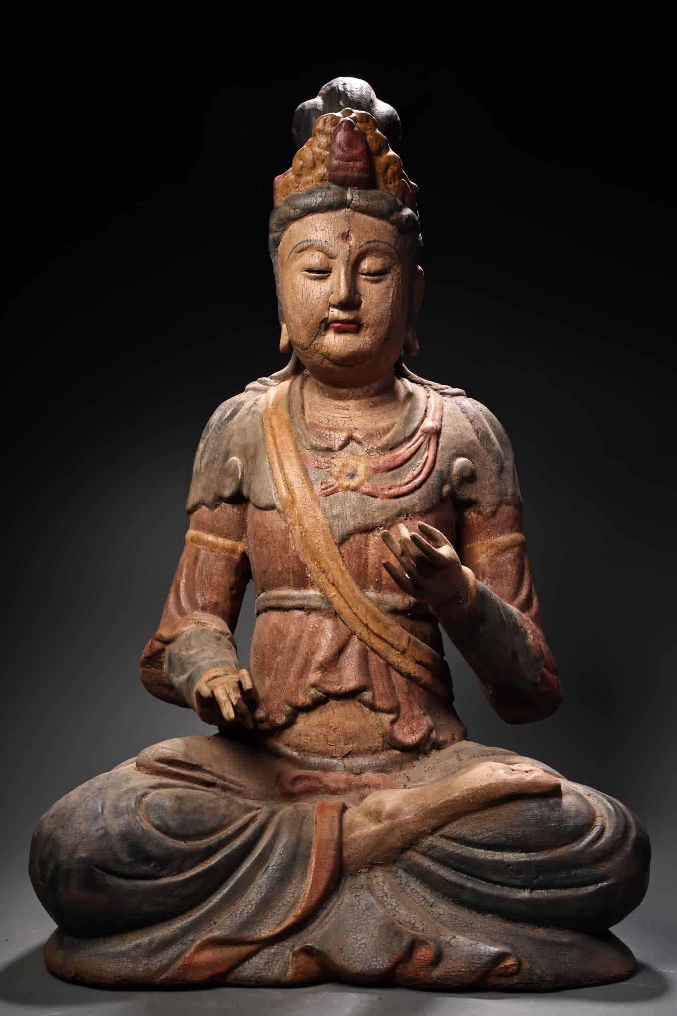 A Qing Dynasty painted wooden Guanyin Bodhisattva statue: A painted wooden statue of Guanyin Bodhisattva from the Qing Dynasty SIZE: W:2700g H:32cm W:32cm (The Dimensions Of All Batches Are Manually Measured.If You Need More Detailed Information, Please Cont