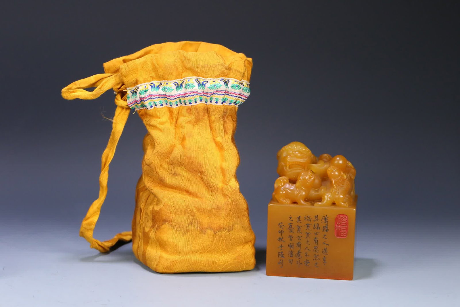 A Qing Dynasty Huang Shiling seal with a lion-knob Tian Huang stone seal: Qing Dynasty Huang Shiling seal with a lion-knob pad and yellow stone SIZE: 12x8x8cm W:1523.6g (The Dimensions Of All Batches Are Manually Measured.If You Need More Detailed Information, Please Contac