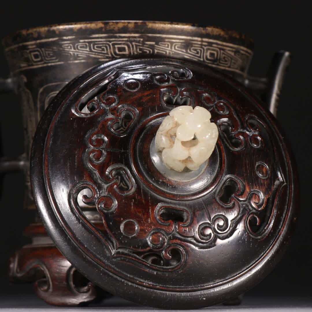 A Ming dynasty Xuande style bronze-inlaid silver dragon-patterned incense burner: Ming Dynasty Xuande mark bronze-inlaid silver dragon-patterned incense burner SIZE: H:14cm W:11.8cm W:643.6g (The Dimensions Of All Batches Are Manually Measured.If You Need More Detailed Information,