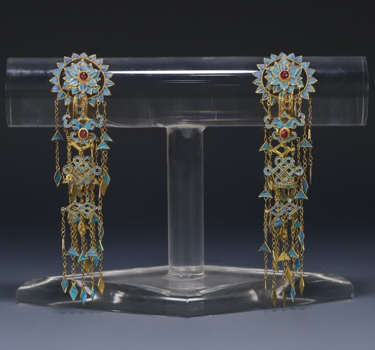 A pair of Qing Dynasty pure gold filigree jade-dotted earrings: A pair of pure gold filigree jade-green earrings from the Qing Dynasty SIZE: 13x3.1x4.7cm W:55g (The Dimensions Of All Batches Are Manually Measured.If You Need More Detailed Information, Please Conta