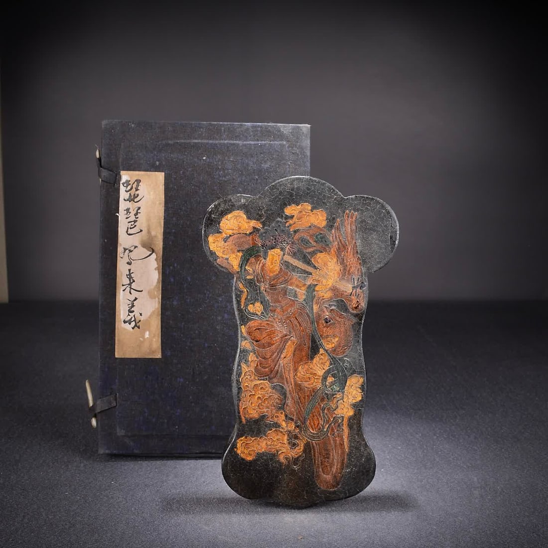 A Qing Dynasty Huizhou Old Ink Pipa Feng Lai Yi: Qing Dynasty Huizhou Lao Mo plays the pipa with Feng Laiyi SIZE: W: approx. 585g 22.2x13x1.8cm (The Dimensions Of All Batches Are Manually Measured.If You Need More Detailed Information, Please Contac