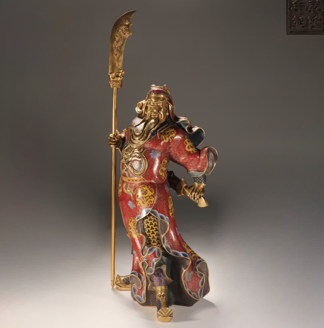 A Qing Dynasty copper-inlaid cloisonne enamel Guan Yu statue: A Qing Dynasty bronze-inlaid cloisonne cloisonne enamel Guan Yu statue SIZE: Overall H: 64cm, Net H: 52cm, W: 27cm, W: approx. 12kg (The Dimensions Of All Batches Are Manually Measured.If You Need Mor