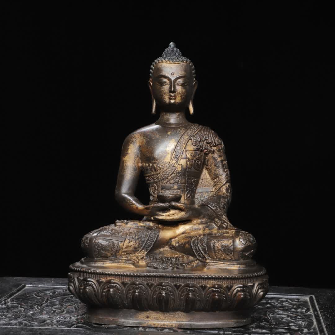 A Qing Dynasty gilt bronze statue of Shakyamuni Buddhism: A gilt bronze statue of Shakyamuni Buddha from the Qing Dynasty SIZE: H:27cm W:18cm T:10cm W:2.05kg (The Dimensions Of All Batches Are Manually Measured.If You Need More Detailed Information, Please C