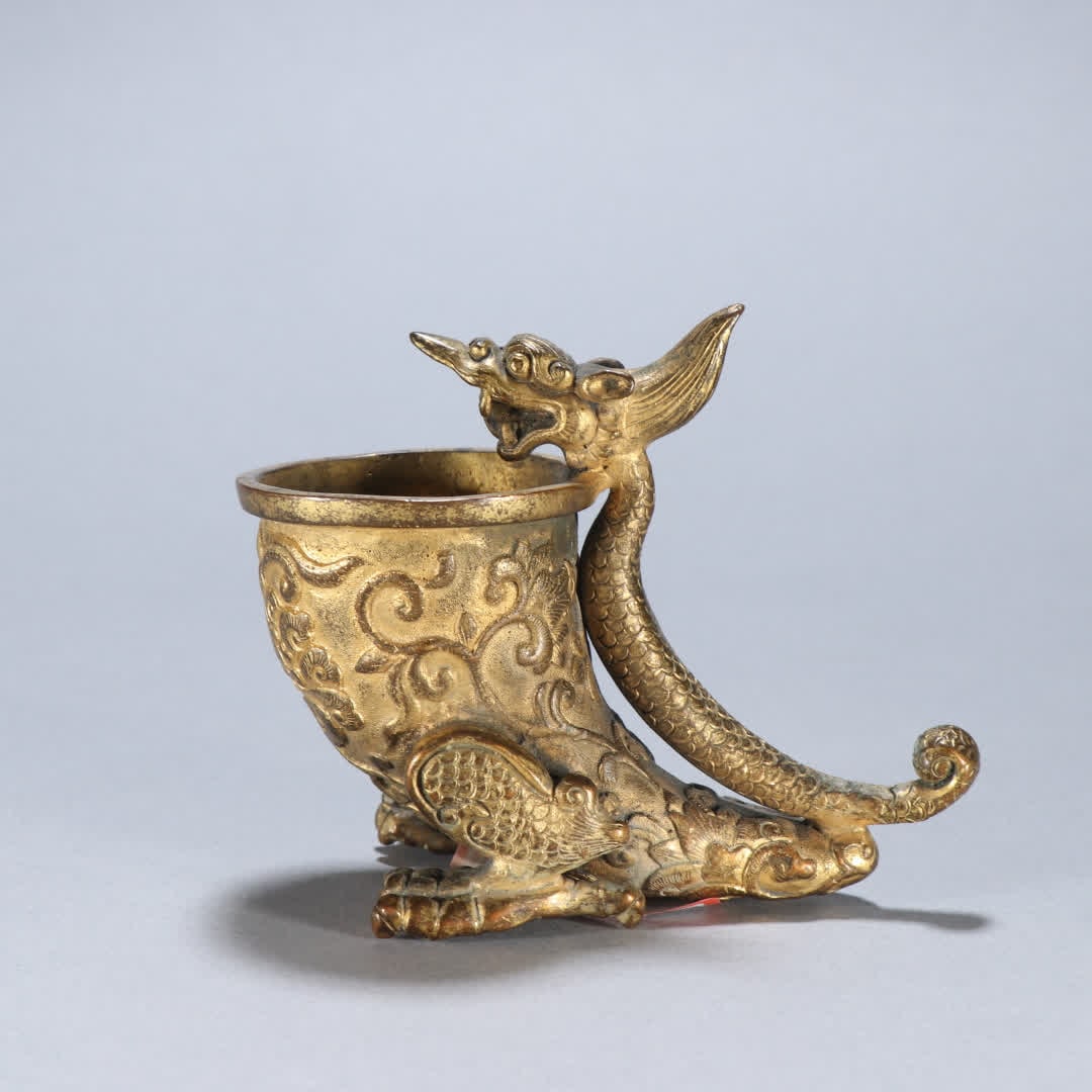 A Qing Dynasty gilt bronze dragon cup: Qing Dynasty gilt bronze dragon cup SIZE: H:8.6cm W:9.5cm W:483.4g (The Dimensions Of All Batches Are Manually Measured.If You Need More Detailed Information, Please Contact Our Customer Service Befor