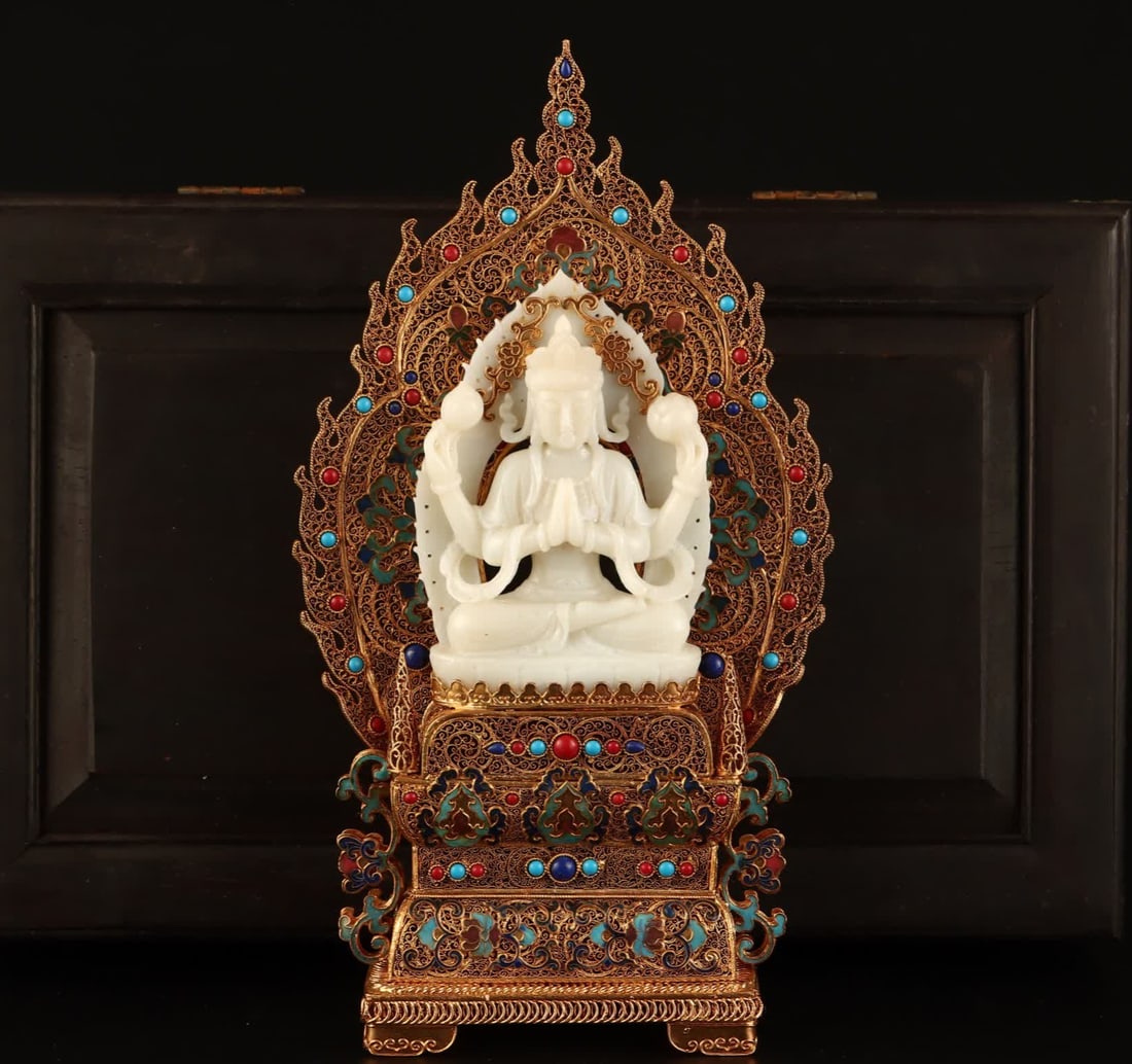 A Qing Dynasty filigree gilded jade Buddha statue ornament: A filigree gilt jade Buddha statue ornament from the Qing Dynasty SIZE: W:962g H:32cm W:16.5cm Jade Buddha H:14cm (The Dimensions Of All Batches Are Manually Measured.If You Need More Detailed Informa