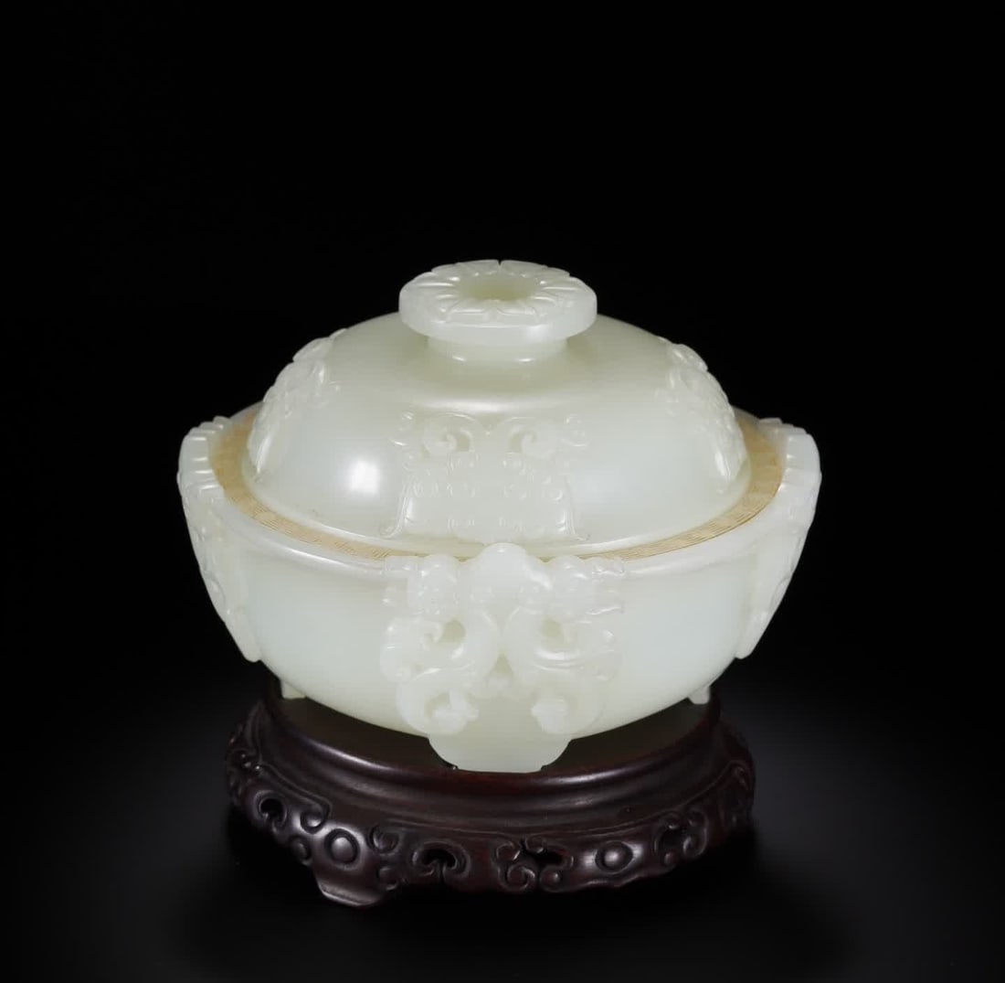 A Qing Dynasty Hetian jade dragon-patterned lid censer (1 of 10)